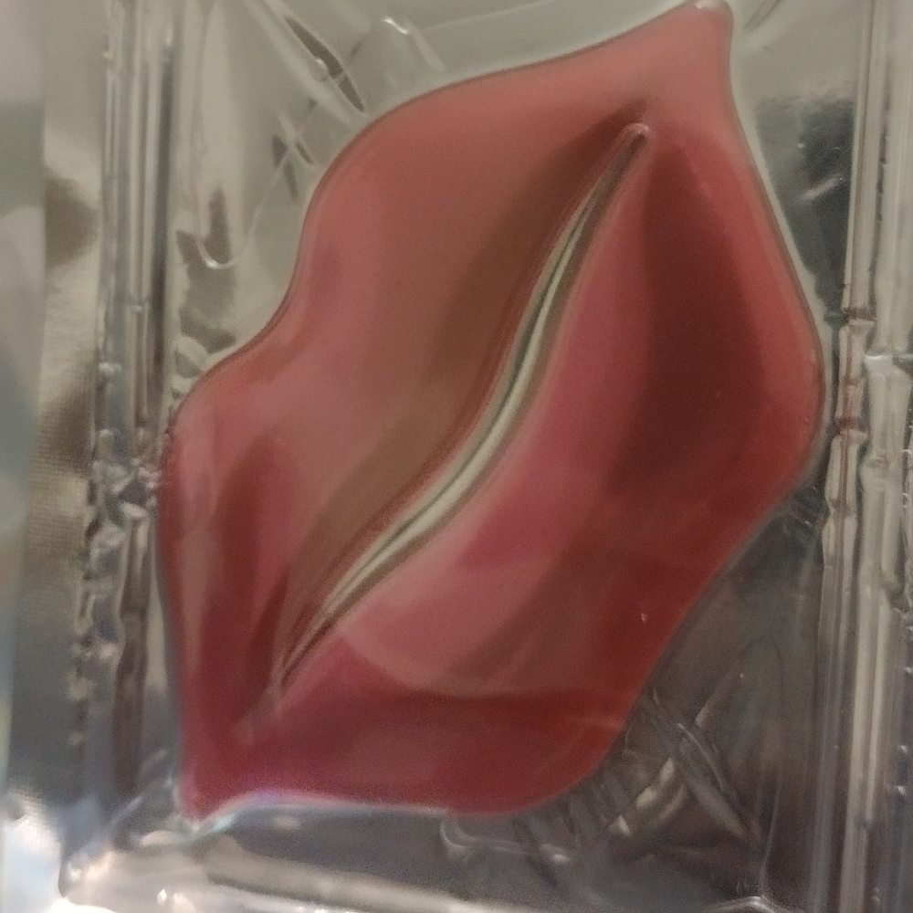 Lip-Shaped Red Gel Mask
